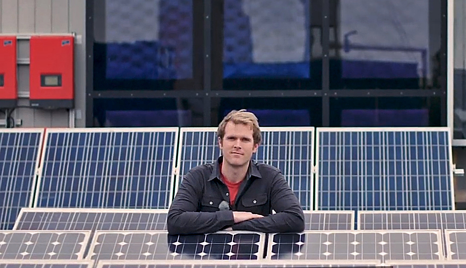 KTH-forskaren Nelson Sommerfeldt som står tillsammans med ett antal olika solpaneler.