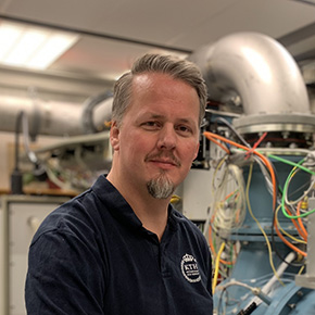 Jens Fridh stands in front of the turbine.