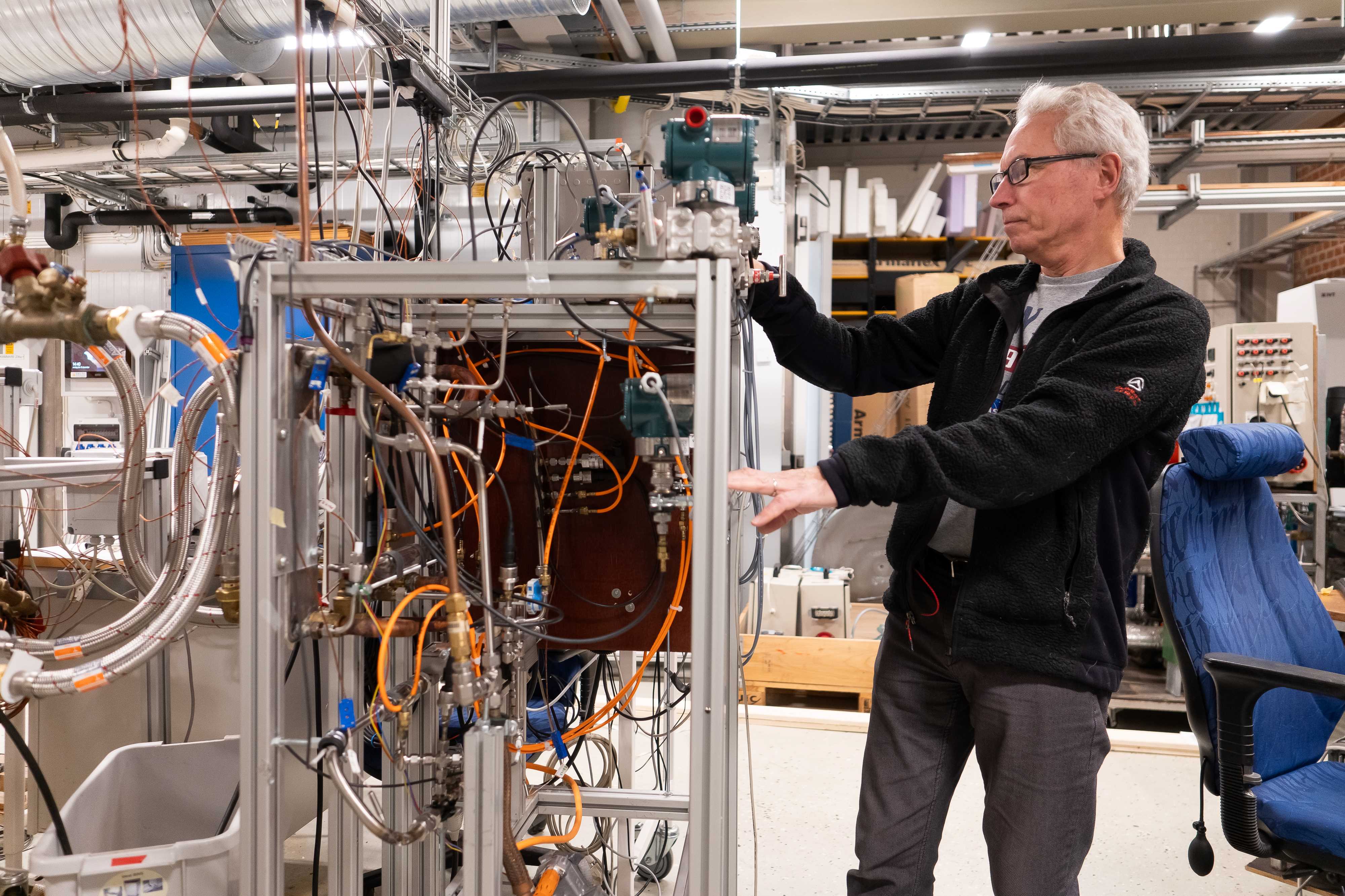 Professor Björn Palm in the laboratory