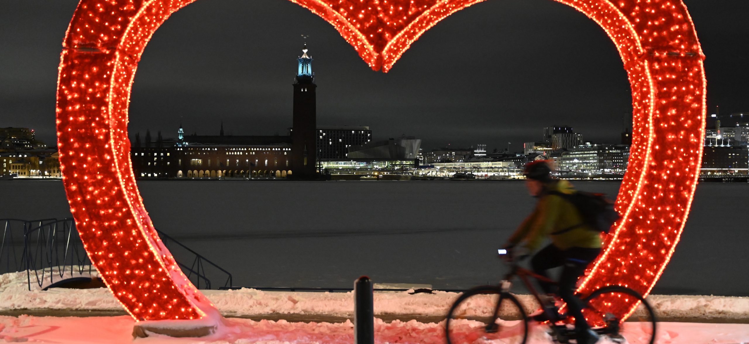 Söder Mälarstrand med cyklist och hjärta by S. Victorin