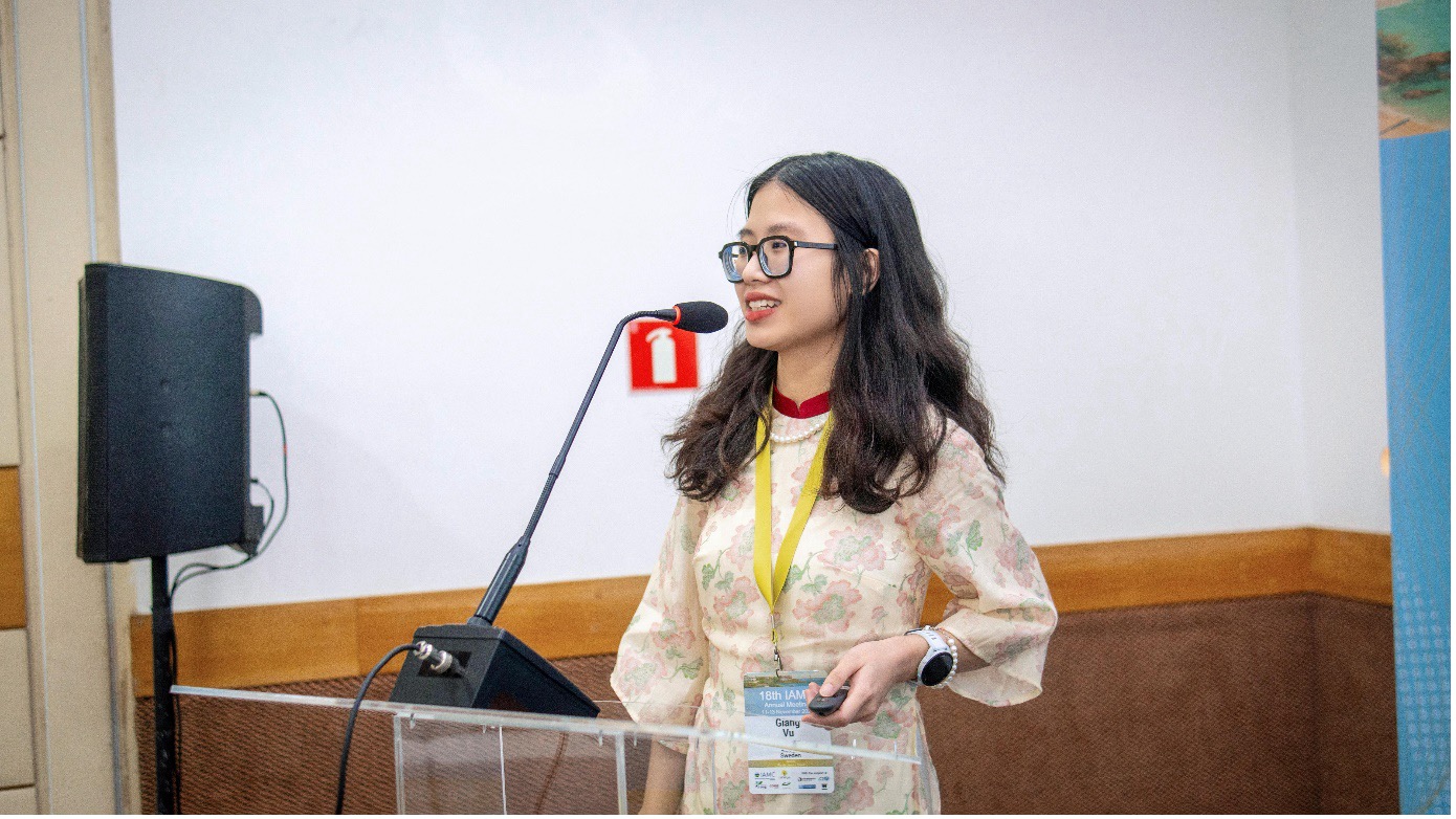 Giang Ngoc Huong presenting her research at the 18th IAMC conference.