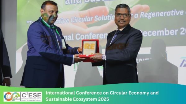 Dr. Jeevan Jayasuriya being appreciated for his keynote speech delivery at the Conference.