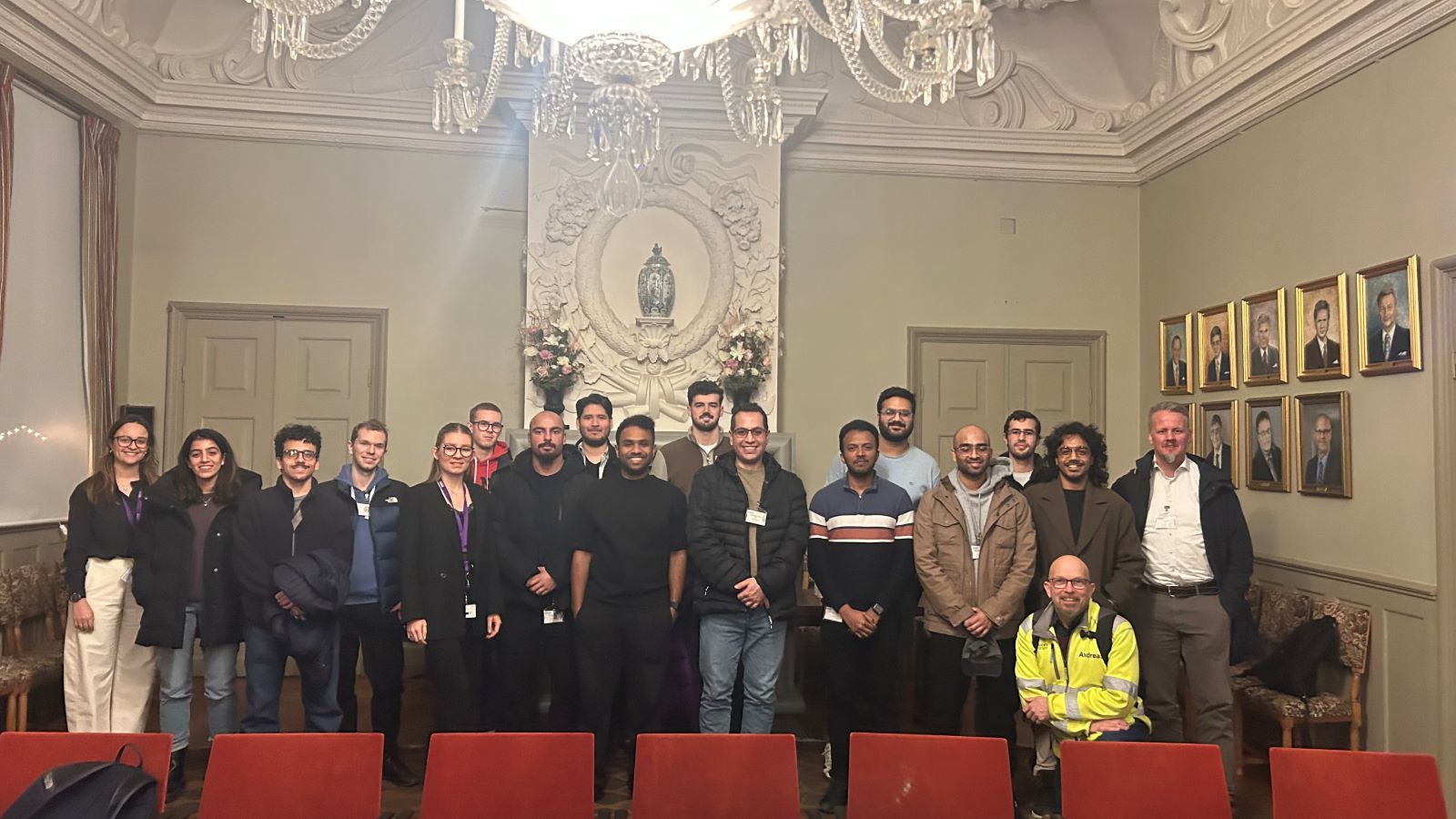 KTH-studenter och lärare i Siemens Energys historiska möteshall under studiebesöket.